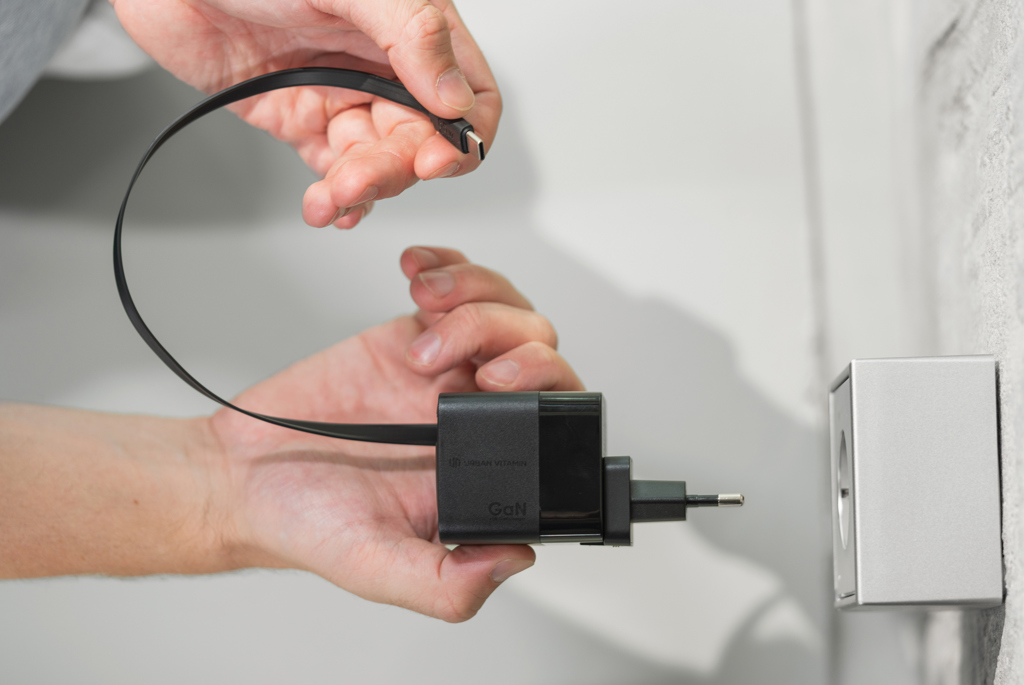 Cargador GaN Mendocino con cable retráctil Urban Vitamin 65W - Oficina - Mochilas corporativas personalizadas - imagen 18